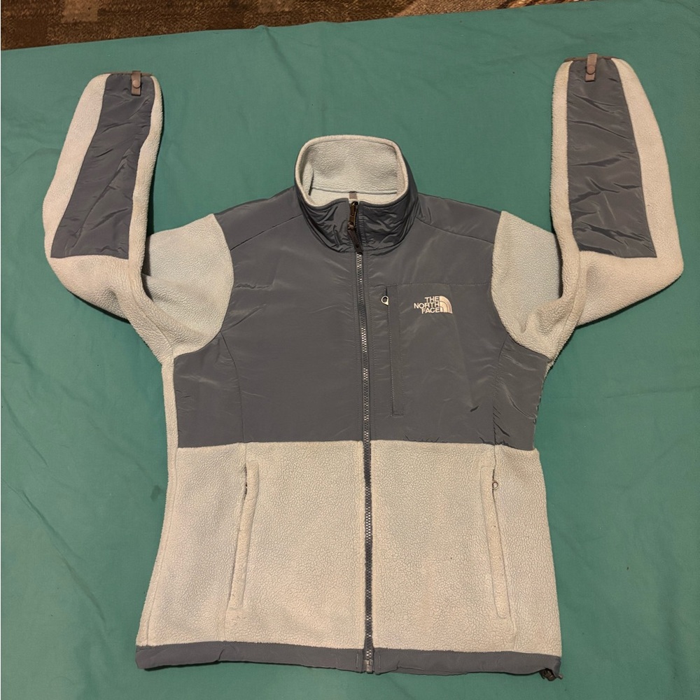 The north face women’s size medium fleece jacket, great look feel and design